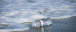 Bouteille plastique dans l'océan
