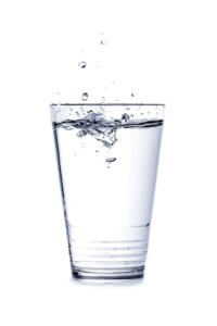 Comment boire de l'eau peut nous aider à lutter contre les infections urinaires